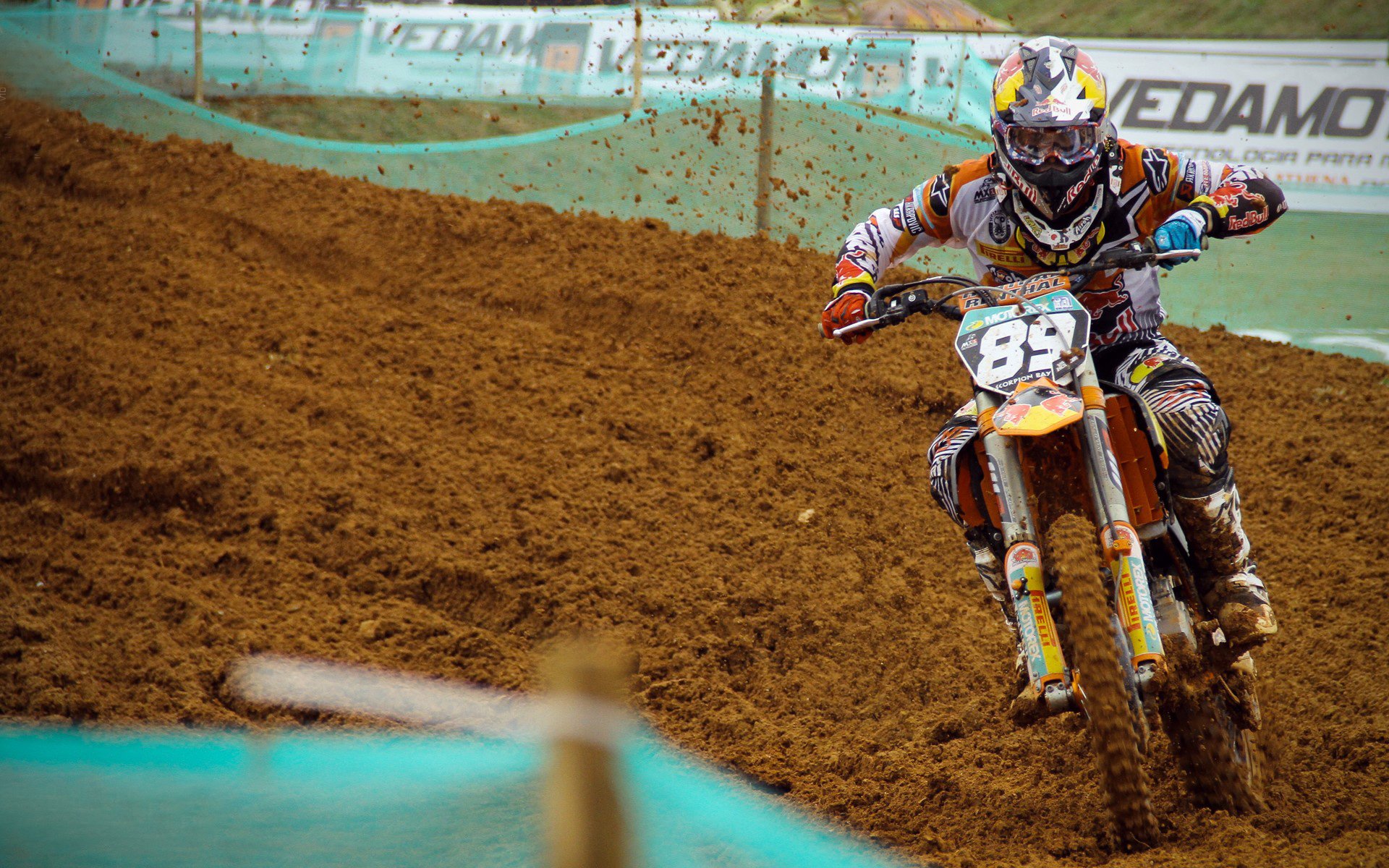 全黑队通过精准的球场布局，创造进攻机会，全黑队战舞